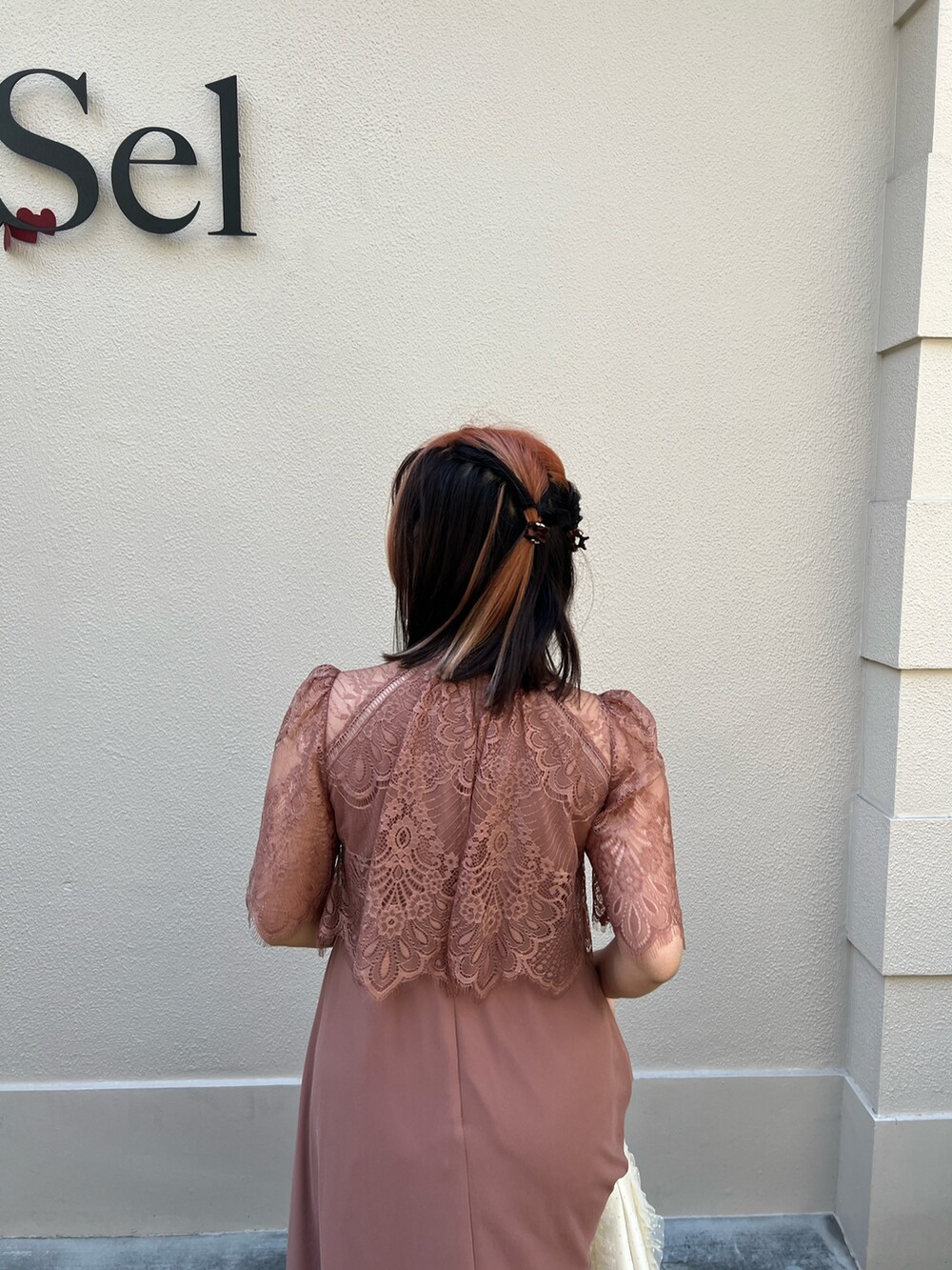 ピンク系のドレス、ベージュ系のシューズ、ベージュ系のバッグを着用したレディースの春コーディネートの7枚目の写真