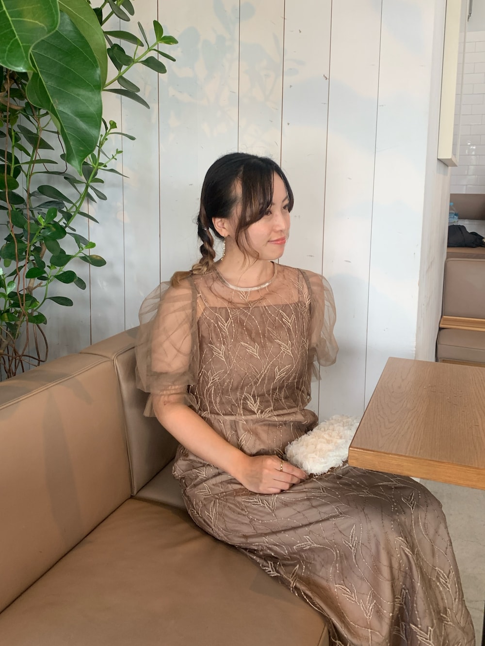 ブラウン系のドレスを着用したレディースの春コーディネートの6枚目の写真