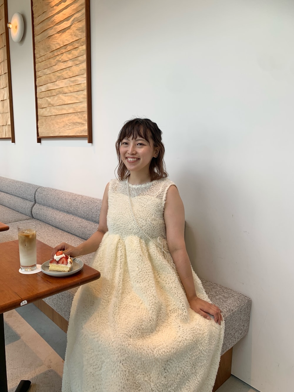 ホワイト系のドレスを着用したレディースの秋コーディネートの2枚目の写真