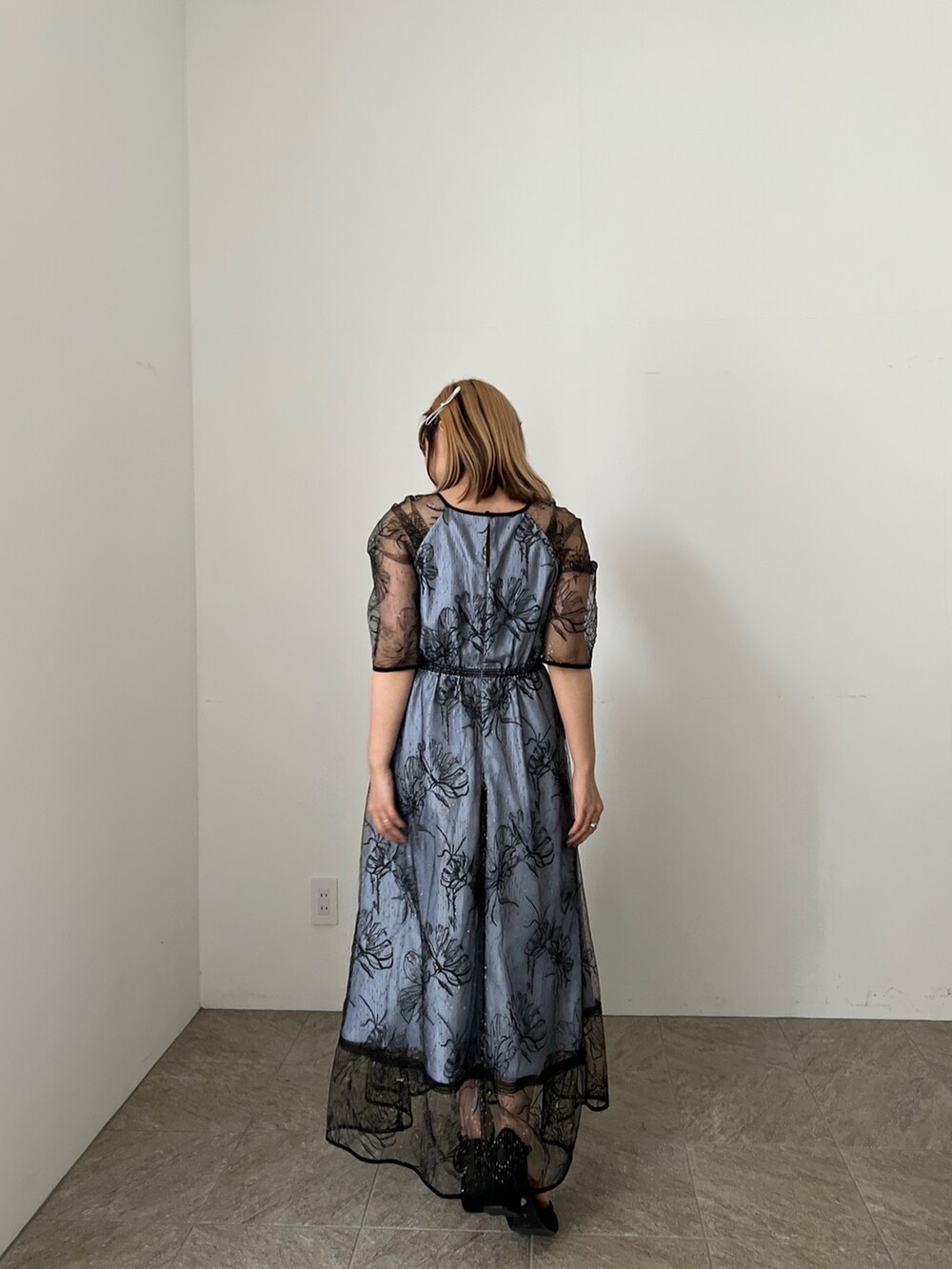 ブルー系のドレス、ブラック系のパンプスを着用したレディースの夏コーディネートの6枚目の写真