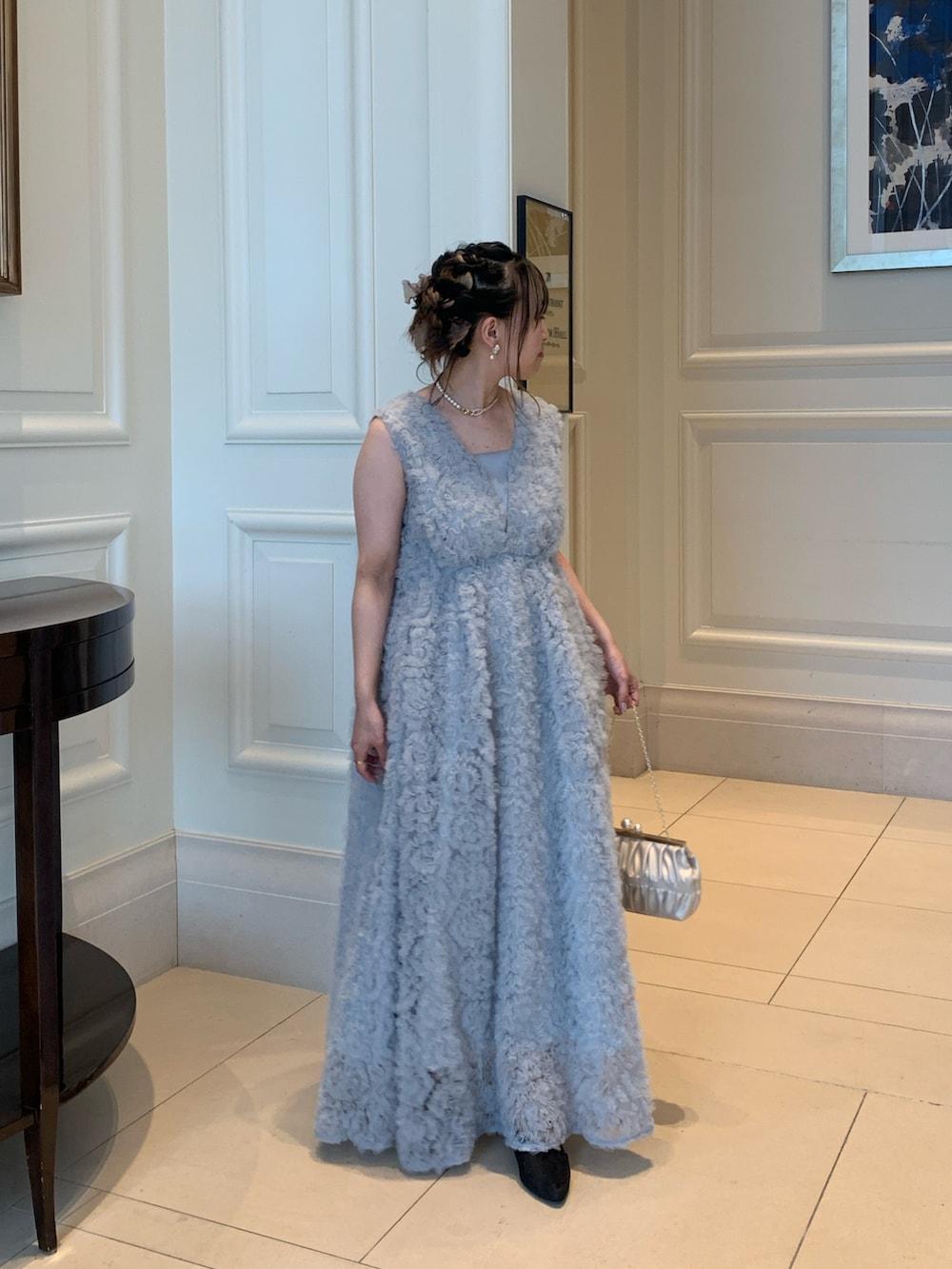 グレー系のドレスを着用したレディースの春コーディネートの2枚目の写真