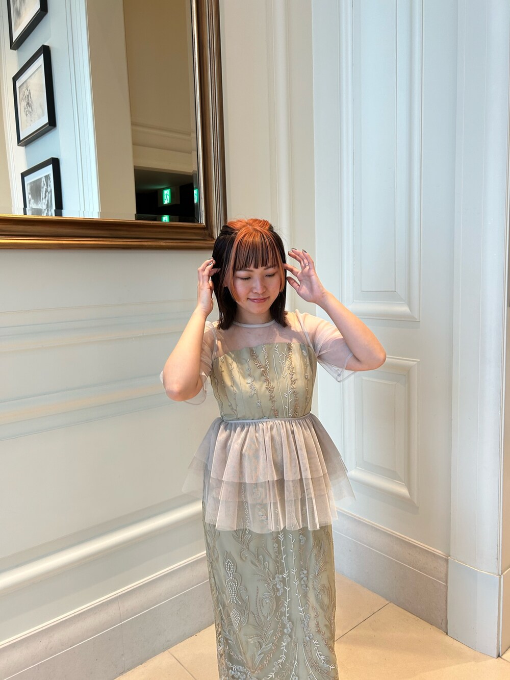 イエロー系のドレス、ベージュ系のシューズを着用したレディースの春コーディネートの5枚目の写真