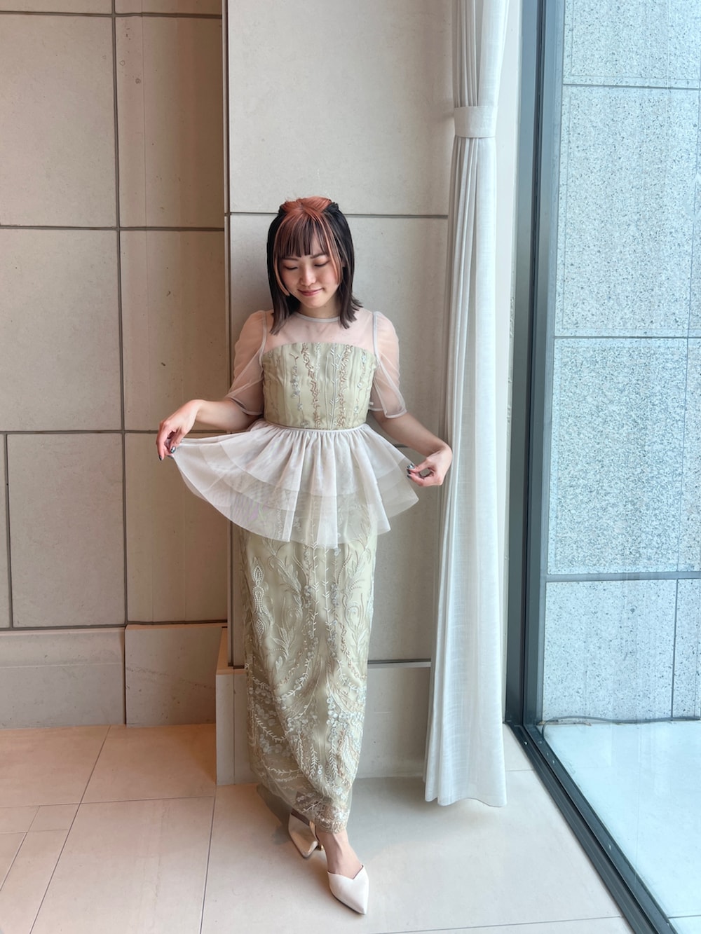 イエロー系のドレス、ベージュ系のシューズを着用したレディースの春コーディネートの3枚目の写真