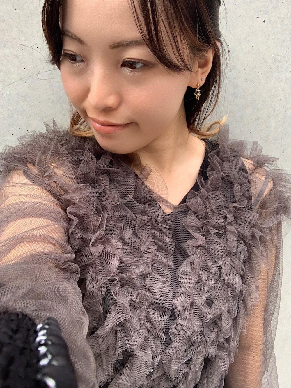 ブラック系のドレス、ブラック系のパンプスを着用したレディースの夏コーディネートの6枚目の写真