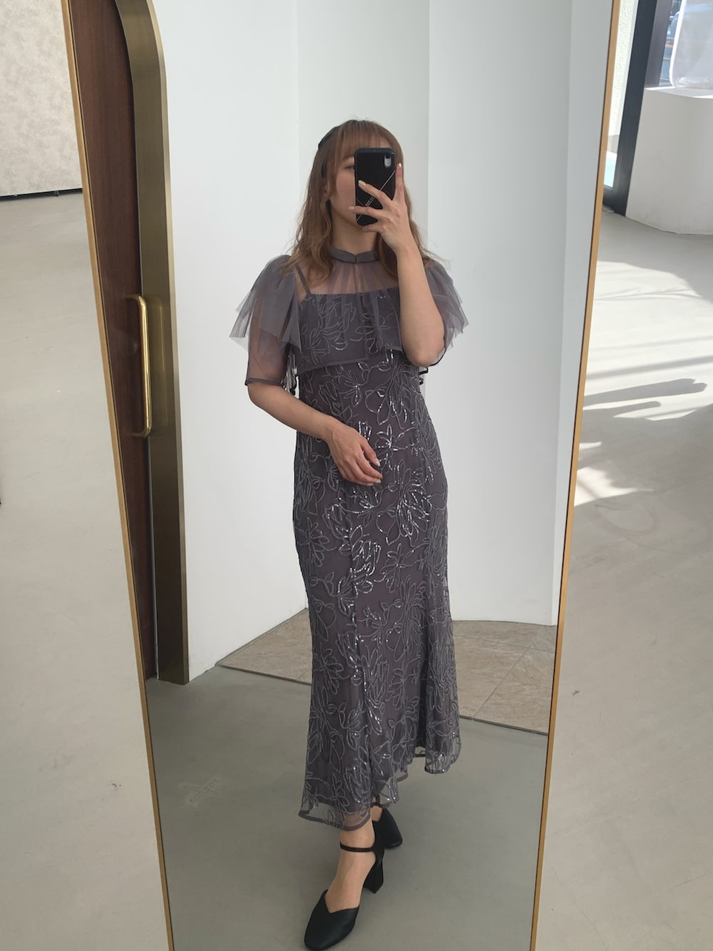 グレー系のドレス、ブラック系のパンプスを着用したレディースの冬コーディネートの7枚目の写真