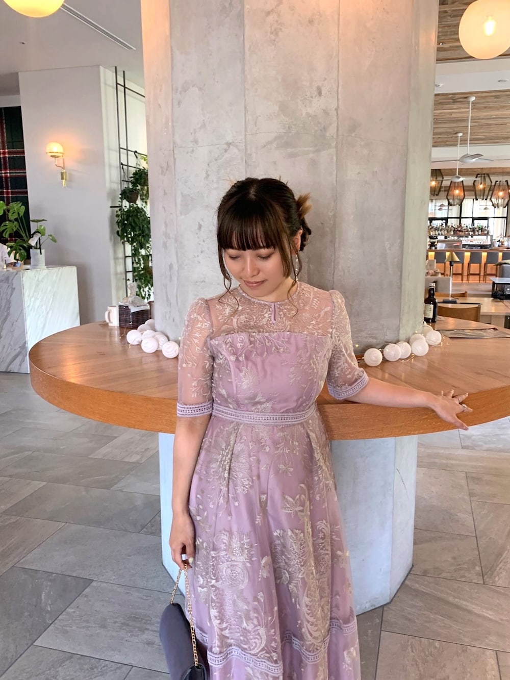 ピンク系のドレス、ブラック系のパンプス、グレー系のバッグを着用したレディースの夏コーディネートの7枚目の写真