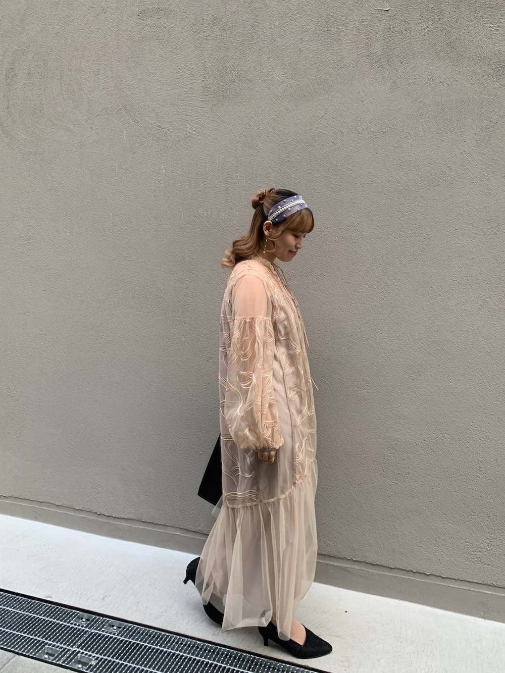 ピンク系のドレス、ホワイト系のネックレスを着用したレディースの春コーディネートの3枚目の写真