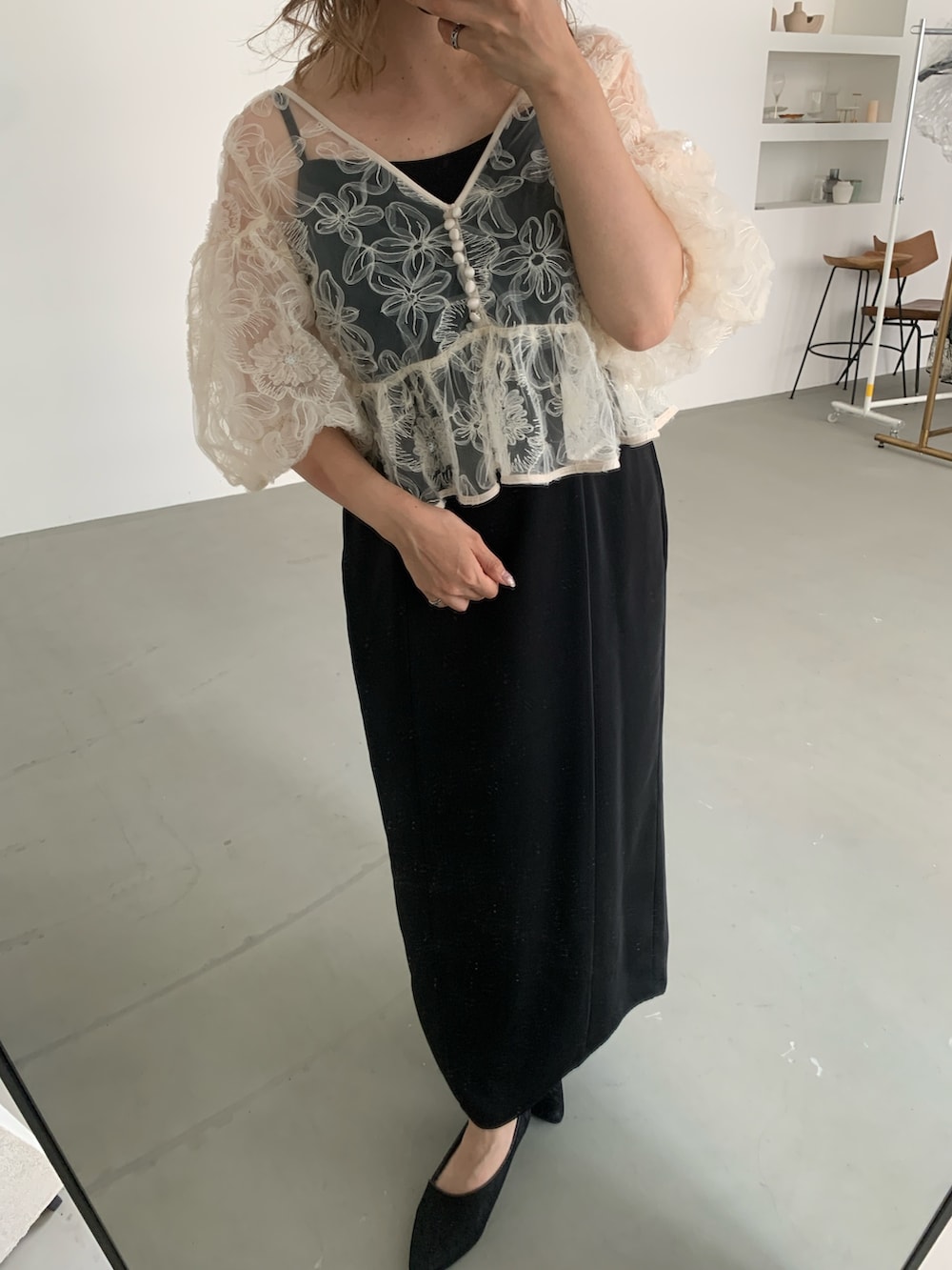 ベージュ系のドレス、ゴールド系のネックレスを着用したレディースの夏コーディネートの5枚目の写真