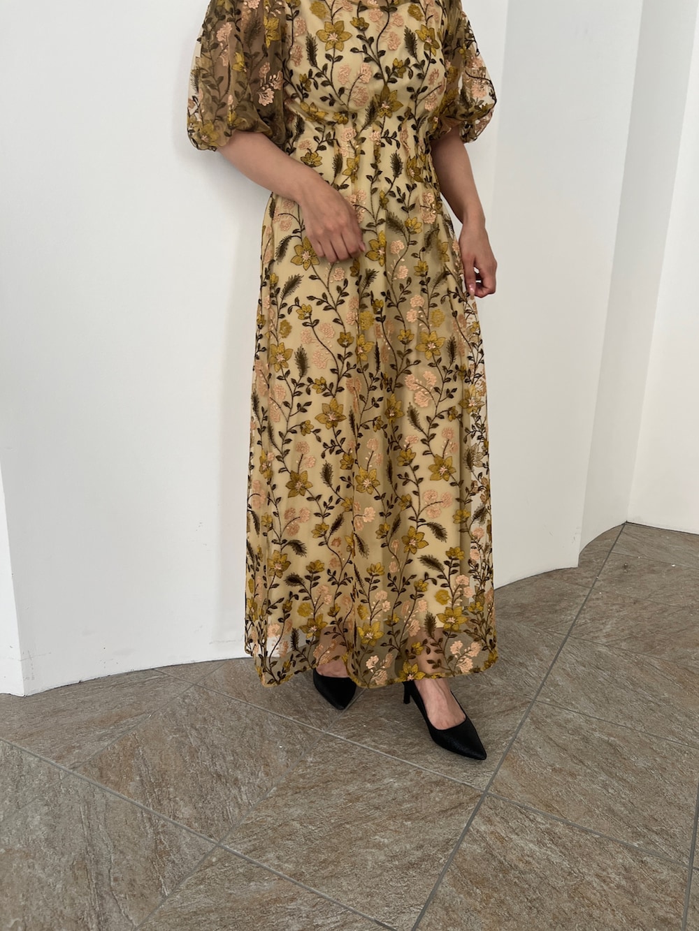 イエロー系のドレス、ブラック系のパンプス、ブラック系のカチューシャを着用したレディースの夏コーディネートの4枚目の写真