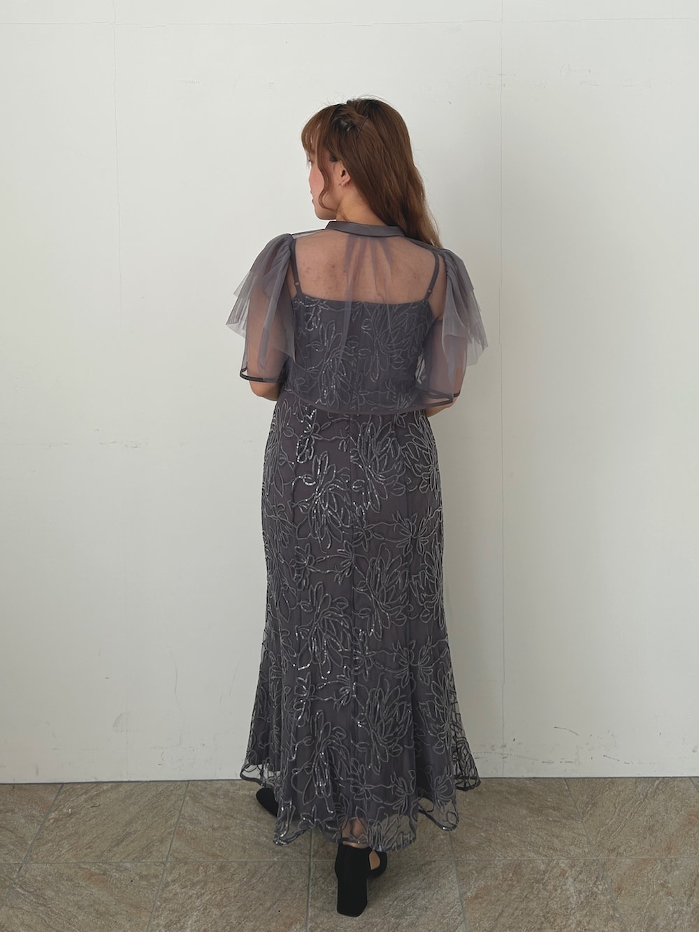 グレー系のドレス、ブラック系のパンプスを着用したレディースの冬コーディネートの9枚目の写真