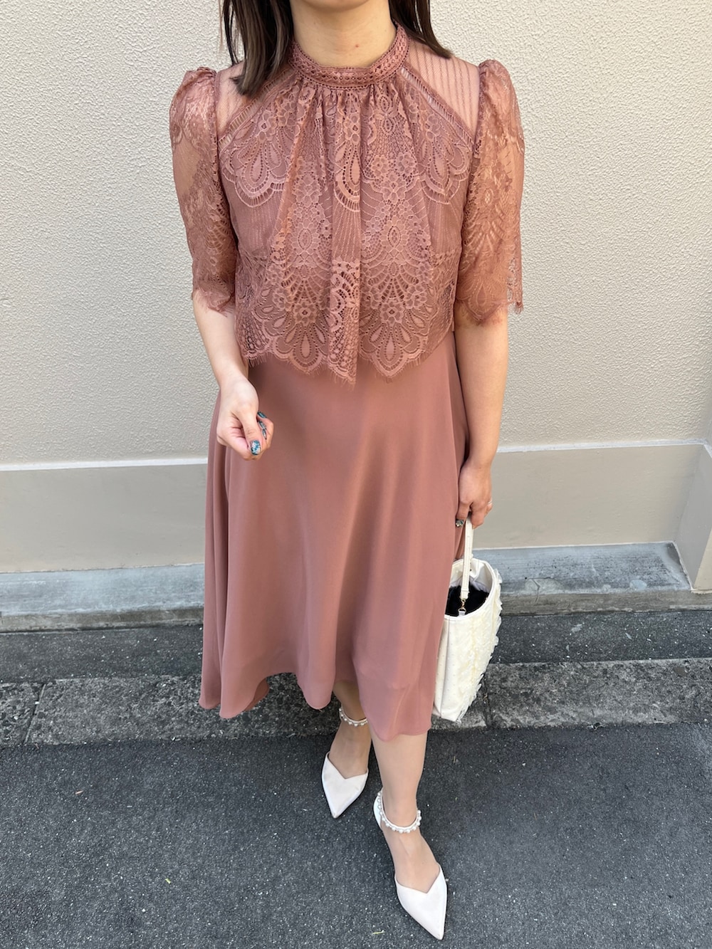 ピンク系のドレス、ベージュ系のシューズ、ベージュ系のバッグを着用したレディースの春コーディネートの6枚目の写真