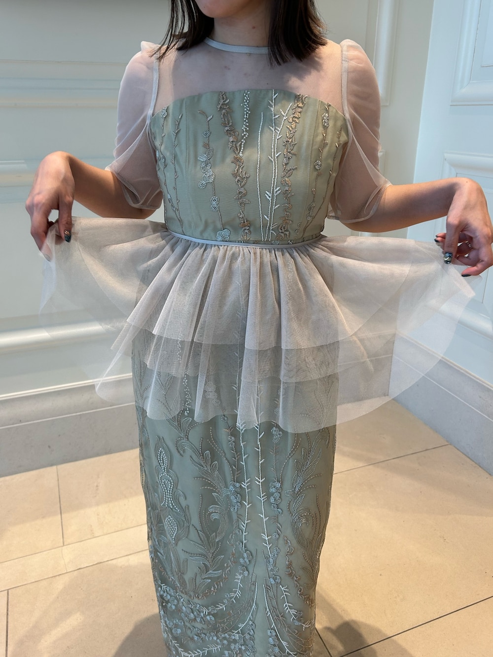 イエロー系のドレス、ベージュ系のシューズを着用したレディースの春コーディネートの7枚目の写真