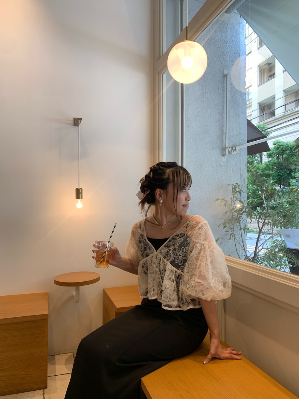 ベージュ系のドレス、ゴールド系のネックレスを着用したレディースの夏コーディネートの3枚目の写真