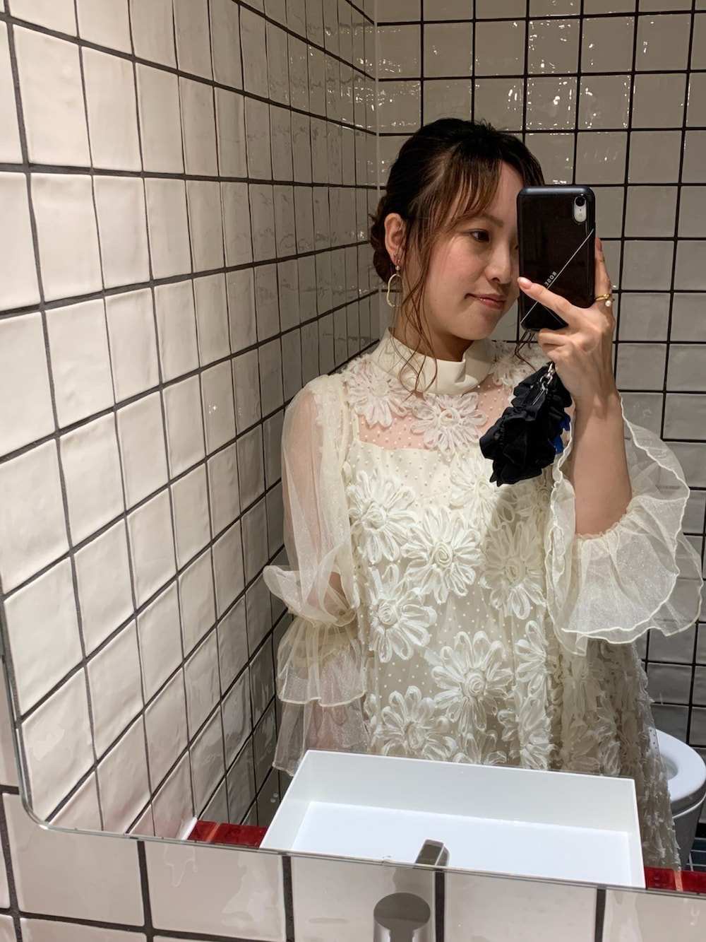 ホワイト系のドレス、ホワイト系のカーディガン/ボレロ、ベージュ系のパンプスを着用したレディースの夏コーディネートの9枚目の写真