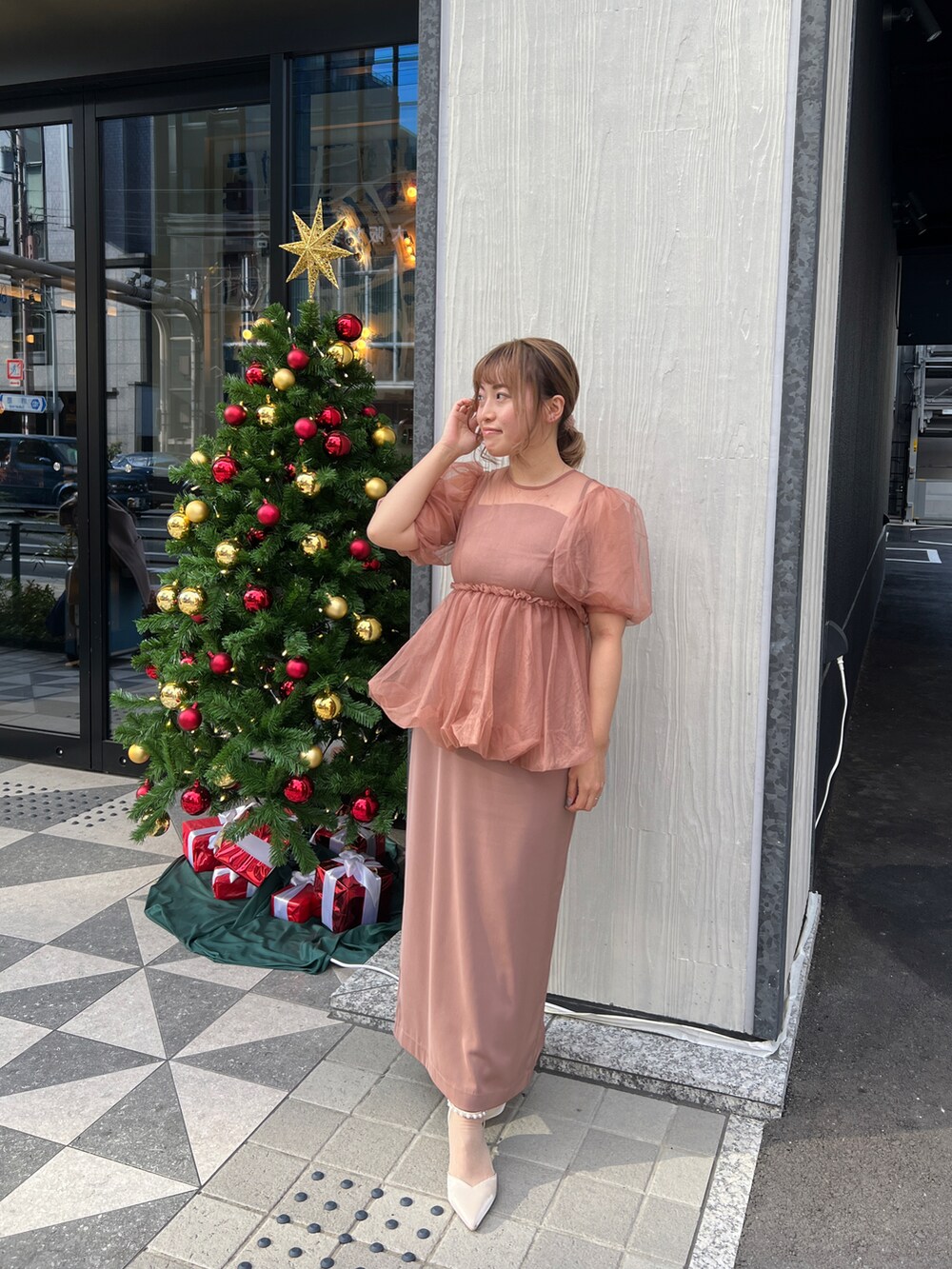 オレンジ系のドレスを着用したレディースの冬コーディネートの2枚目の写真