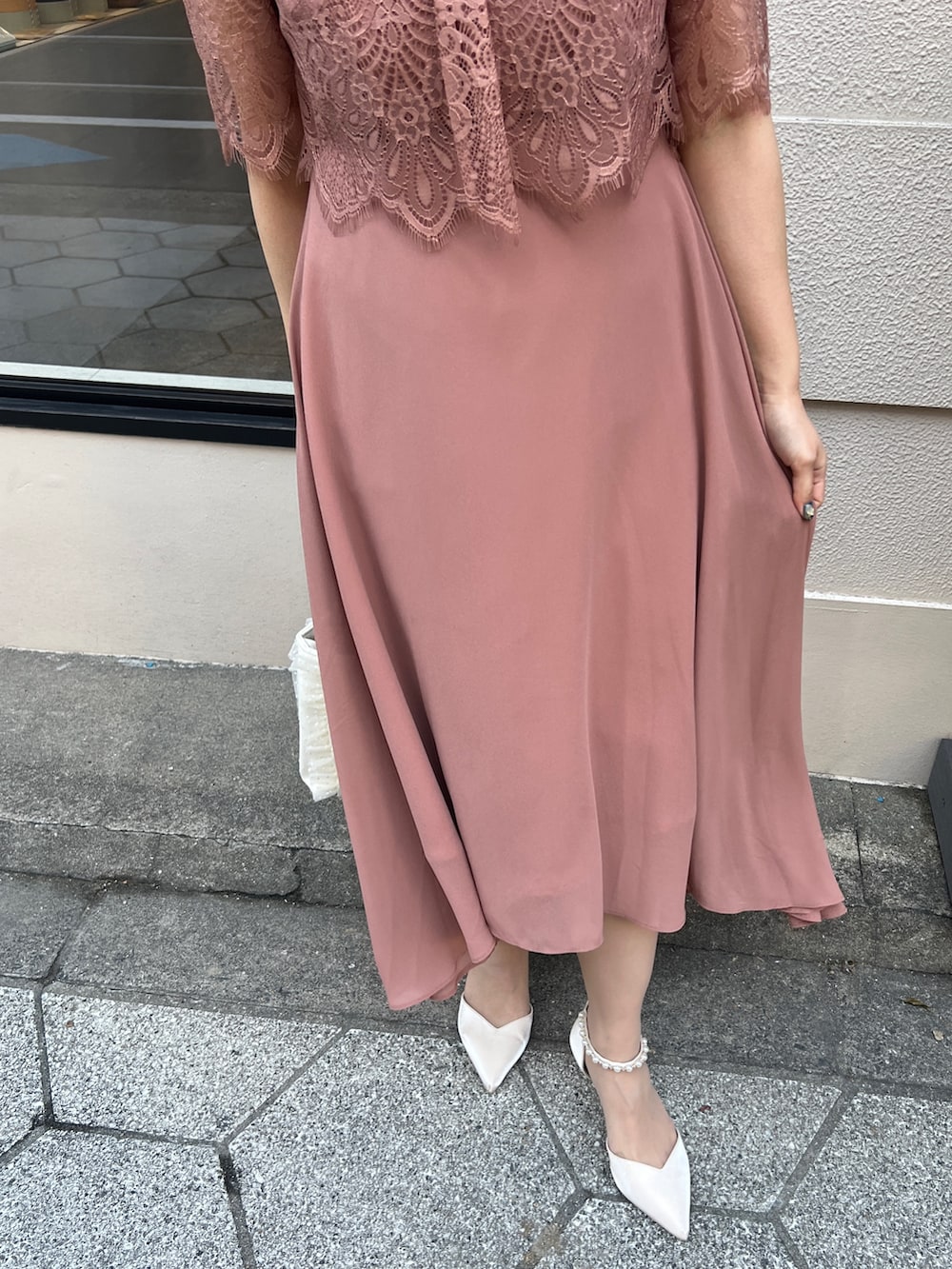 ピンク系のドレス、ベージュ系のシューズ、ベージュ系のバッグを着用したレディースの春コーディネートの9枚目の写真