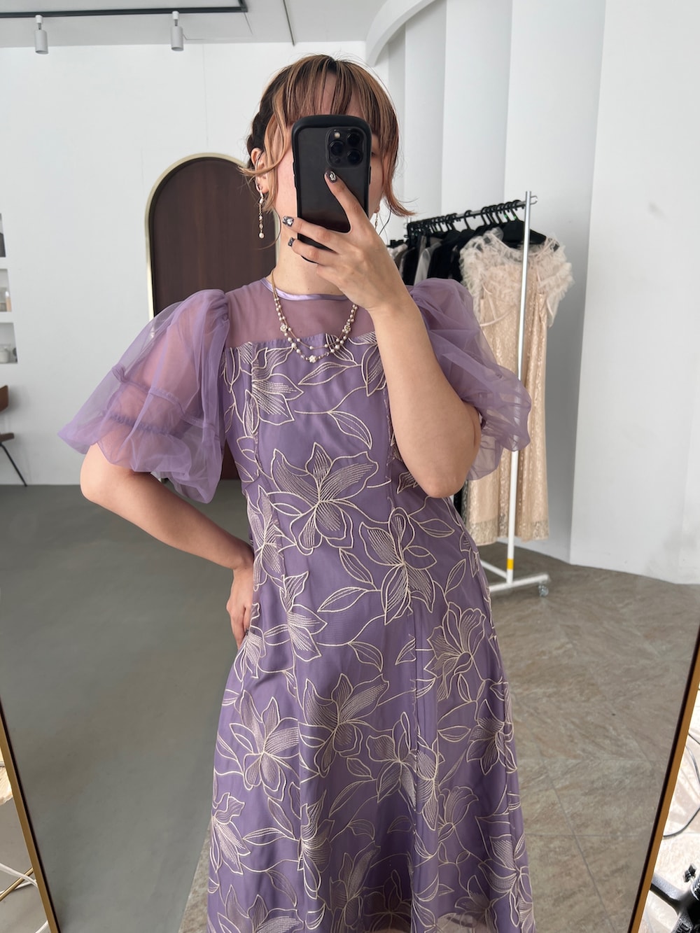 ゴールド系のバッグ、ベージュ系のシューズ、パープル系のドレスを着用したレディースの夏コーディネートの6枚目の写真