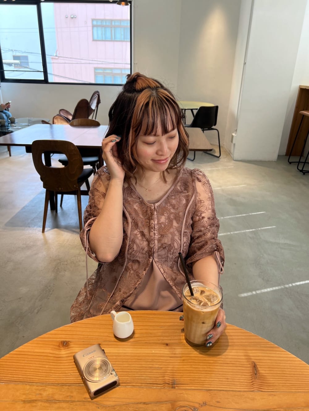 ピンク系のドレス、ベージュ系のハンドバッグ、ベージュ系のシューズを着用したレディースの春コーディネートの5枚目の写真