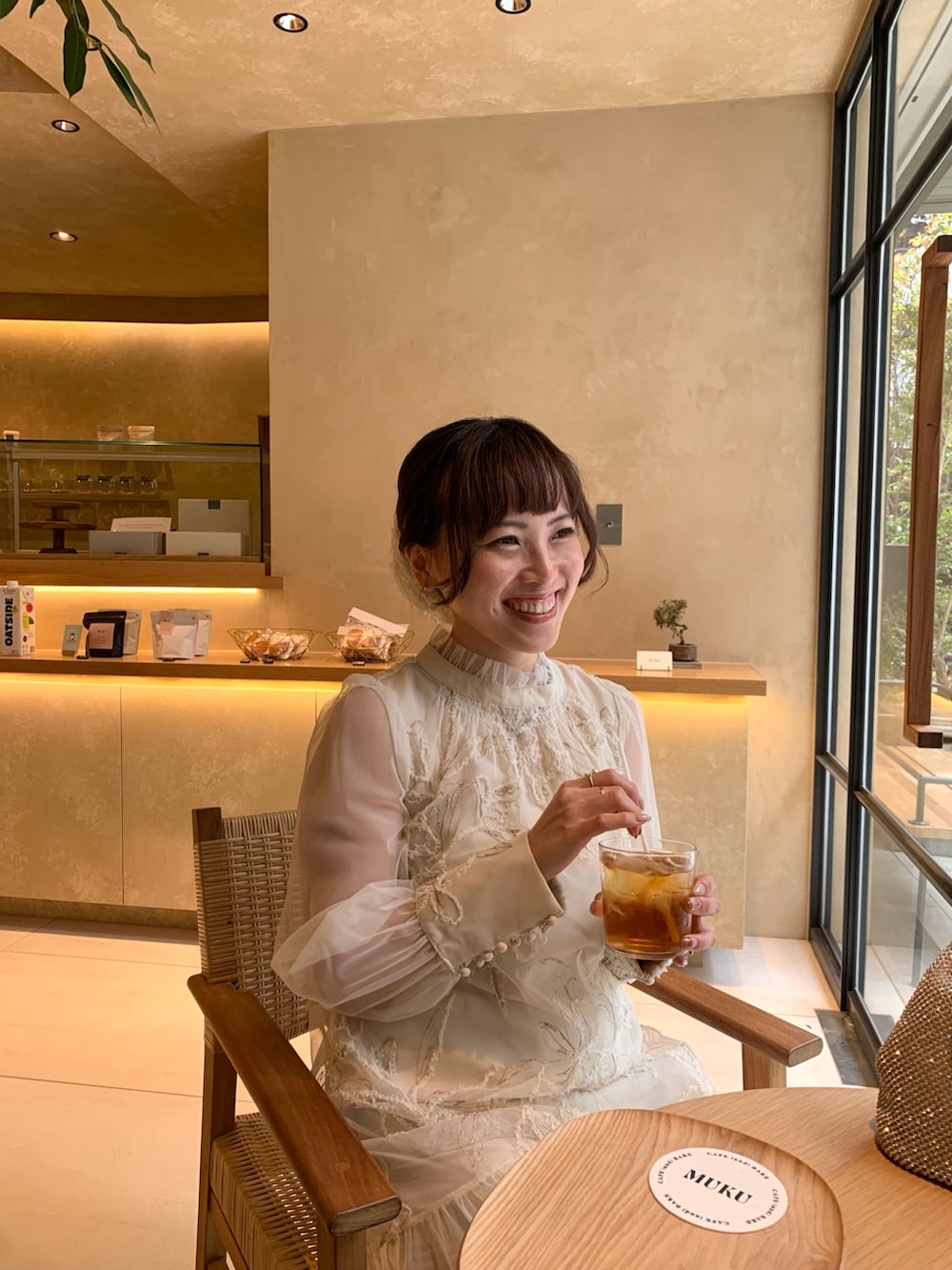 ベージュ系のドレス、ベージュ系のパンプスを着用したレディースの春コーディネートの4枚目の写真