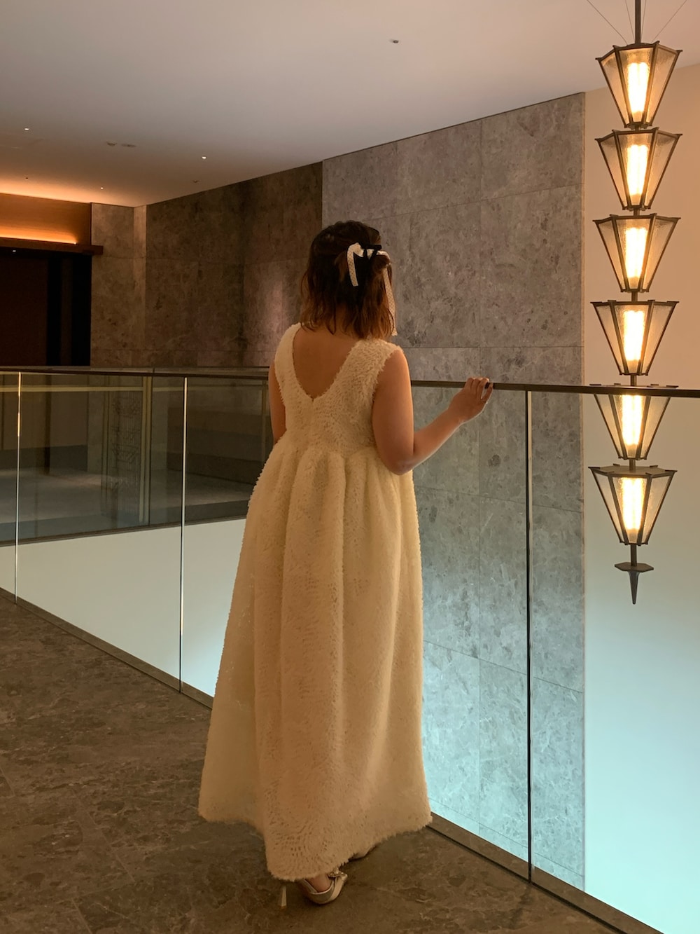 ホワイト系のドレスを着用したレディースの秋コーディネートの6枚目の写真