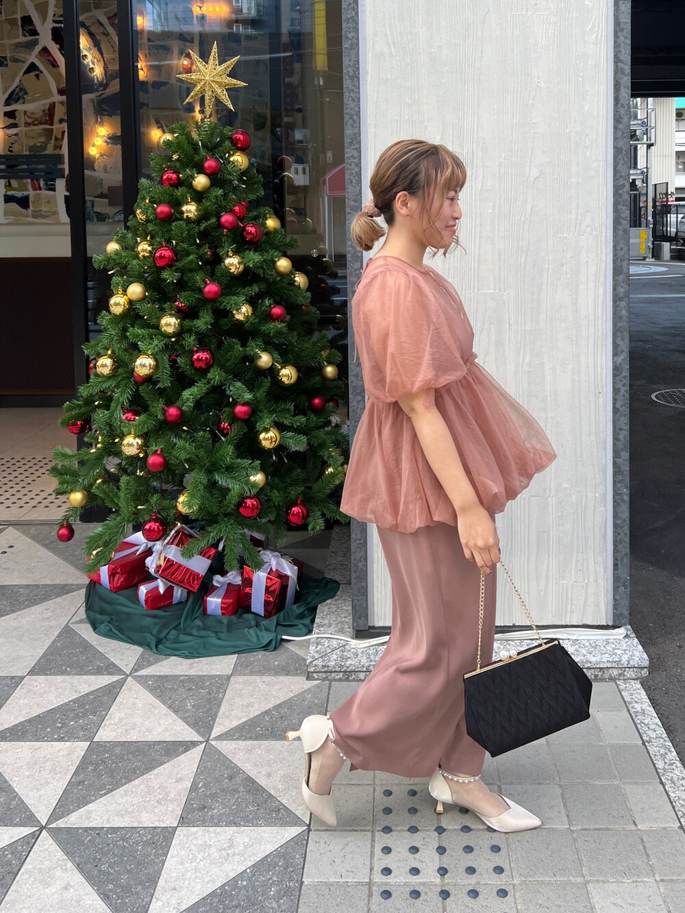 オレンジ系のドレスを着用したレディースの冬コーディネートの4枚目の写真