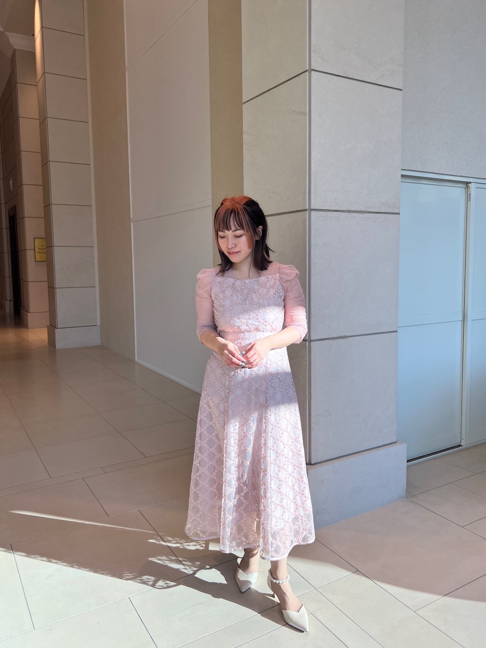 ピンク系のドレス、ベージュ系のシューズを着用したレディースの春コーディネートの2枚目の写真