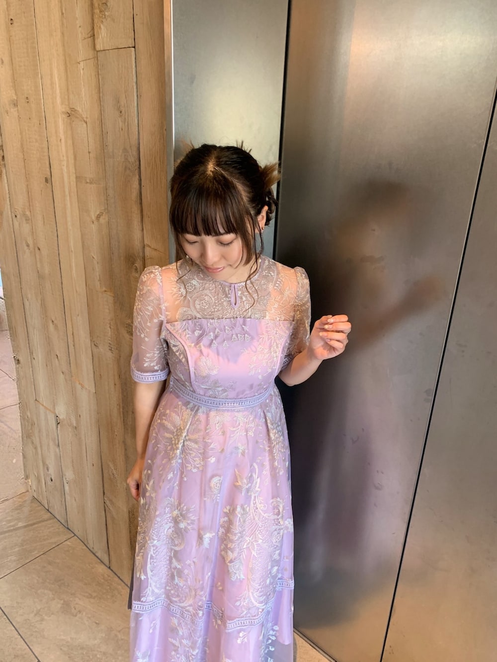 ピンク系のドレス、ブラック系のパンプス、グレー系のバッグを着用したレディースの夏コーディネートの4枚目の写真