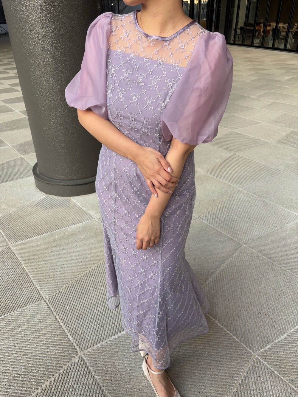 パープル系のワンピース/ドレス、ブラック系のピアス（両耳用）、シルバー系のヘアピンを着用したレディースの春コーディネートの2枚目の写真