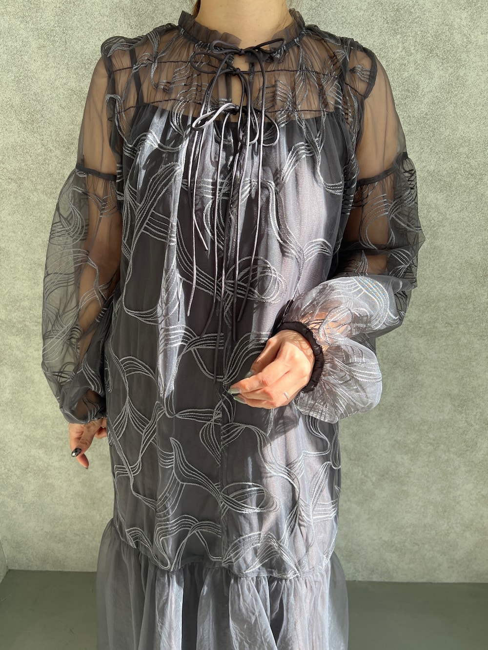 グレー系のドレス、ブラック系のパンプスを着用したレディースの夏コーディネートの3枚目の写真