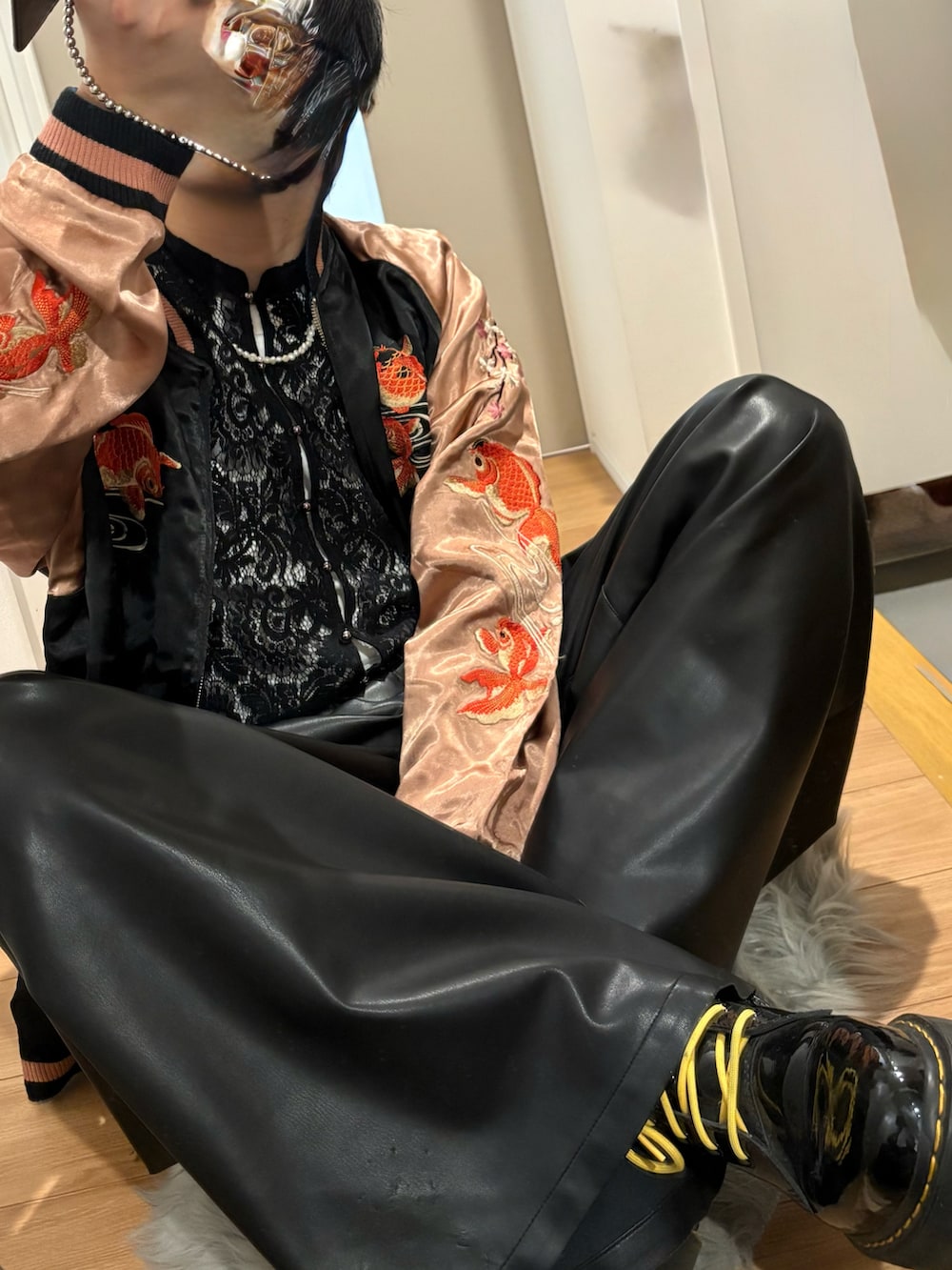 ブラック系のインソール/シューズクッション、ブラック系のブーツ、ブラック系のシャツ/ブラウスを着用したメンズの秋コーディネートの2枚目の写真