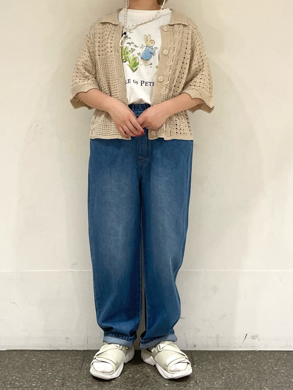 ベージュ系のサンダル、ホワイト系のTシャツ/カットソー、ホワイト系のカーディガン/ボレロを着用したレディースの夏コーディネートの2枚目の写真