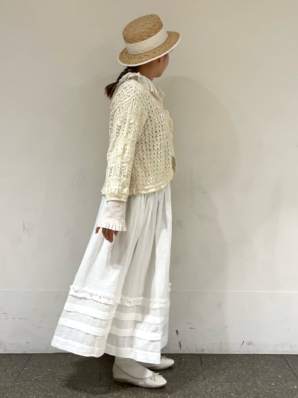 ホワイト系のTシャツ/カットソー、ホワイト系のカーディガン/ボレロ、ホワイト系のスカートを着用したレディースの春コーディネートの5枚目の写真