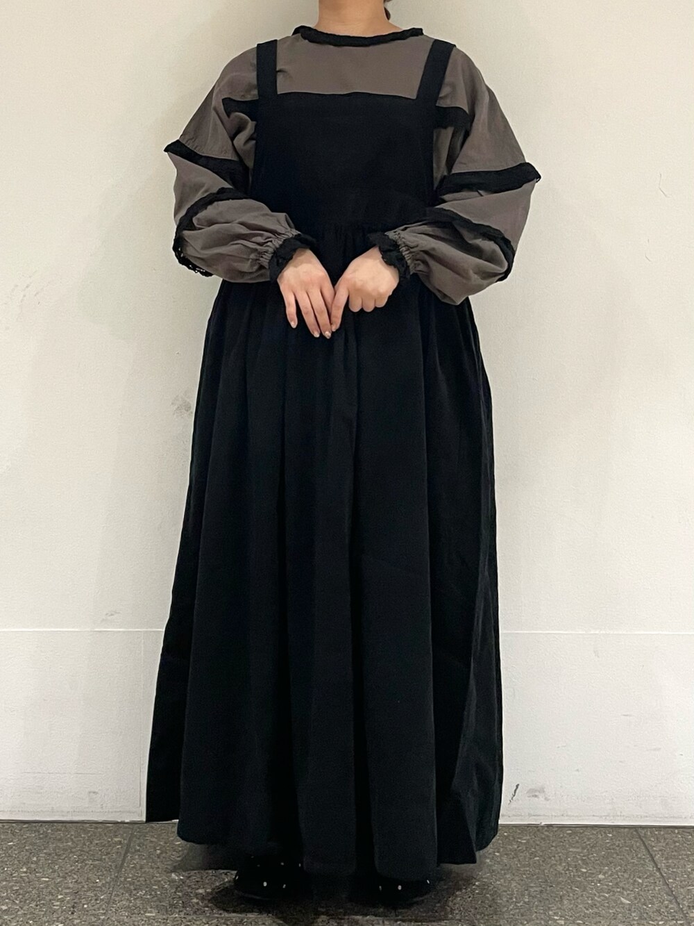 グレー系のドレスシューズを着用したレディースの冬コーディネートの2枚目の写真