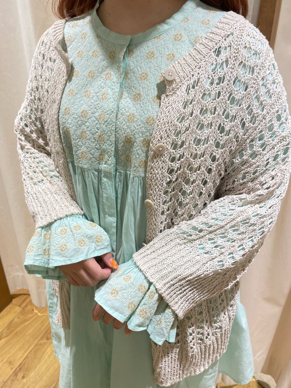 イエロー系のサンダル、ホワイト系のカーディガン/ボレロ、グリーン系のチュニックを着用したレディースの夏コーディネートの5枚目の写真