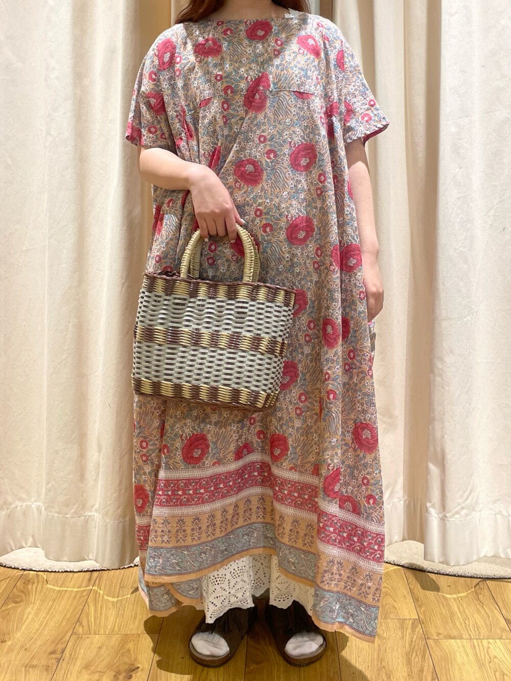 ホワイト系のTシャツ/カットソー、ベージュ系のワンピース、ブラウン系のトートバッグを着用したレディースの夏コーディネートの2枚目の写真