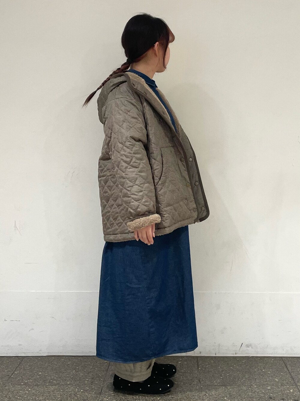 グレー系のドレスシューズを着用したレディースの冬コーディネートの5枚目の写真