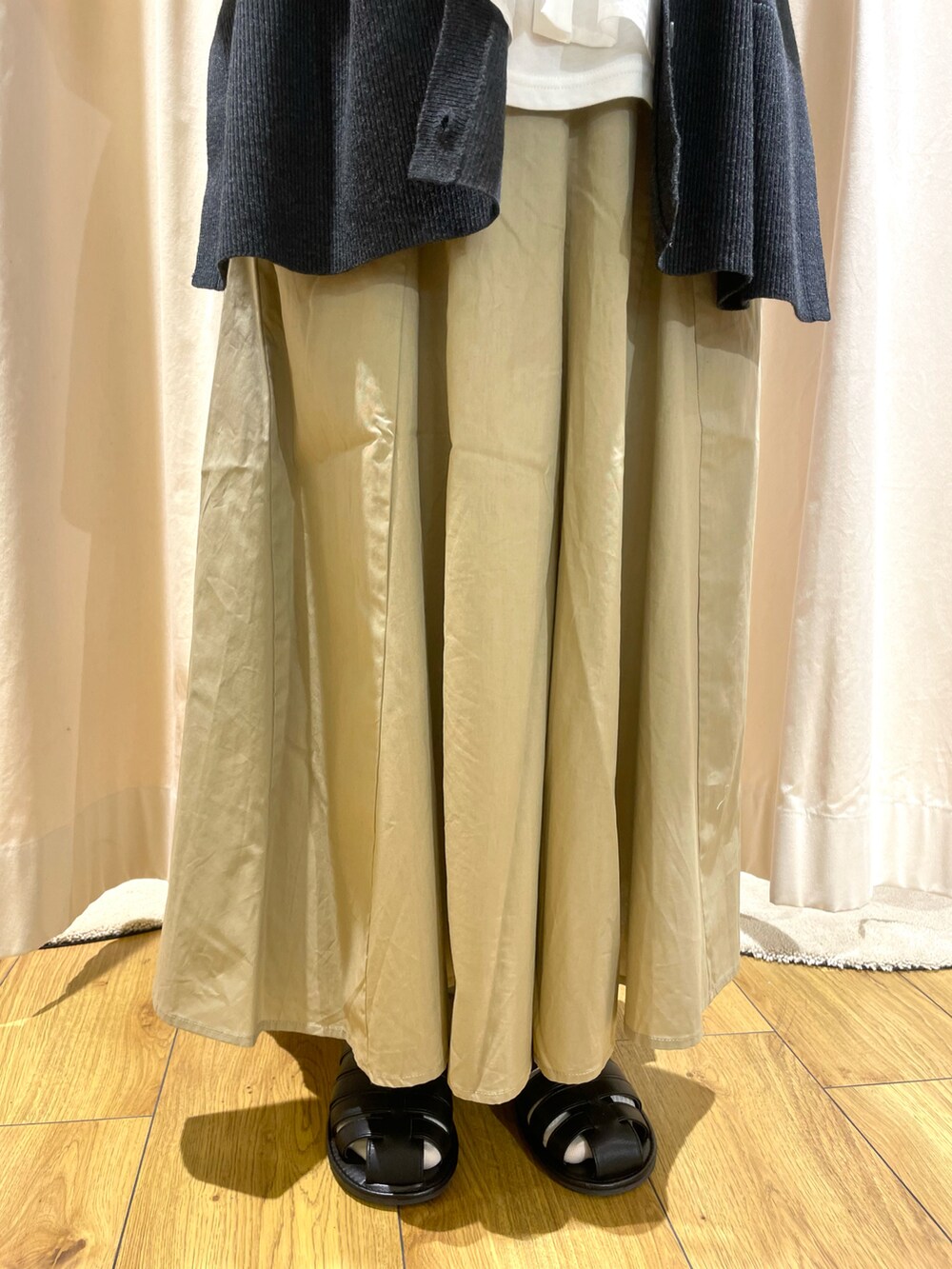 ホワイト系のシャツ/ブラウス、グレー系のカーディガン/ボレロ、ベージュ系のその他パンツを着用したレディースの春コーディネートの5枚目の写真