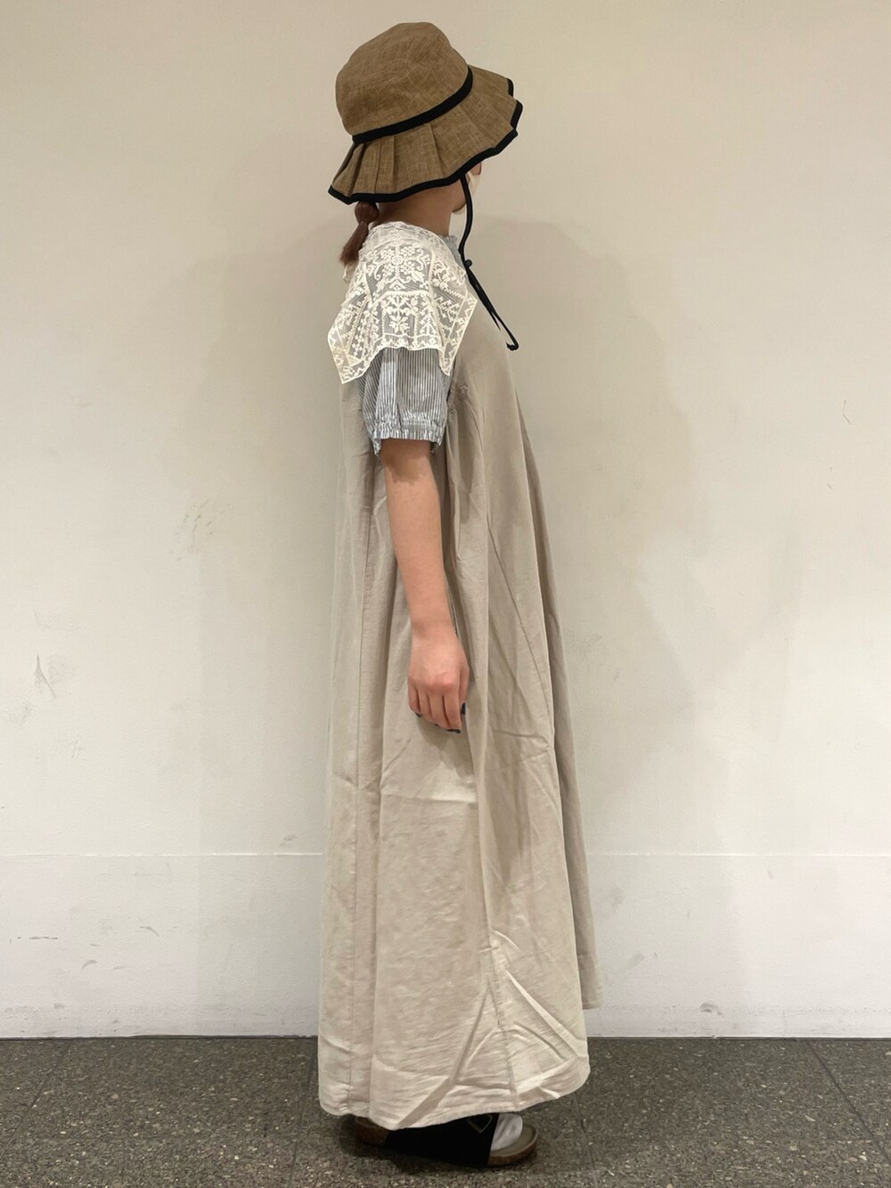 ブルー系のシャツ/ブラウス、ベージュ系のワンピース、グレー系のその他パンツを着用したレディースの夏コーディネートの5枚目の写真