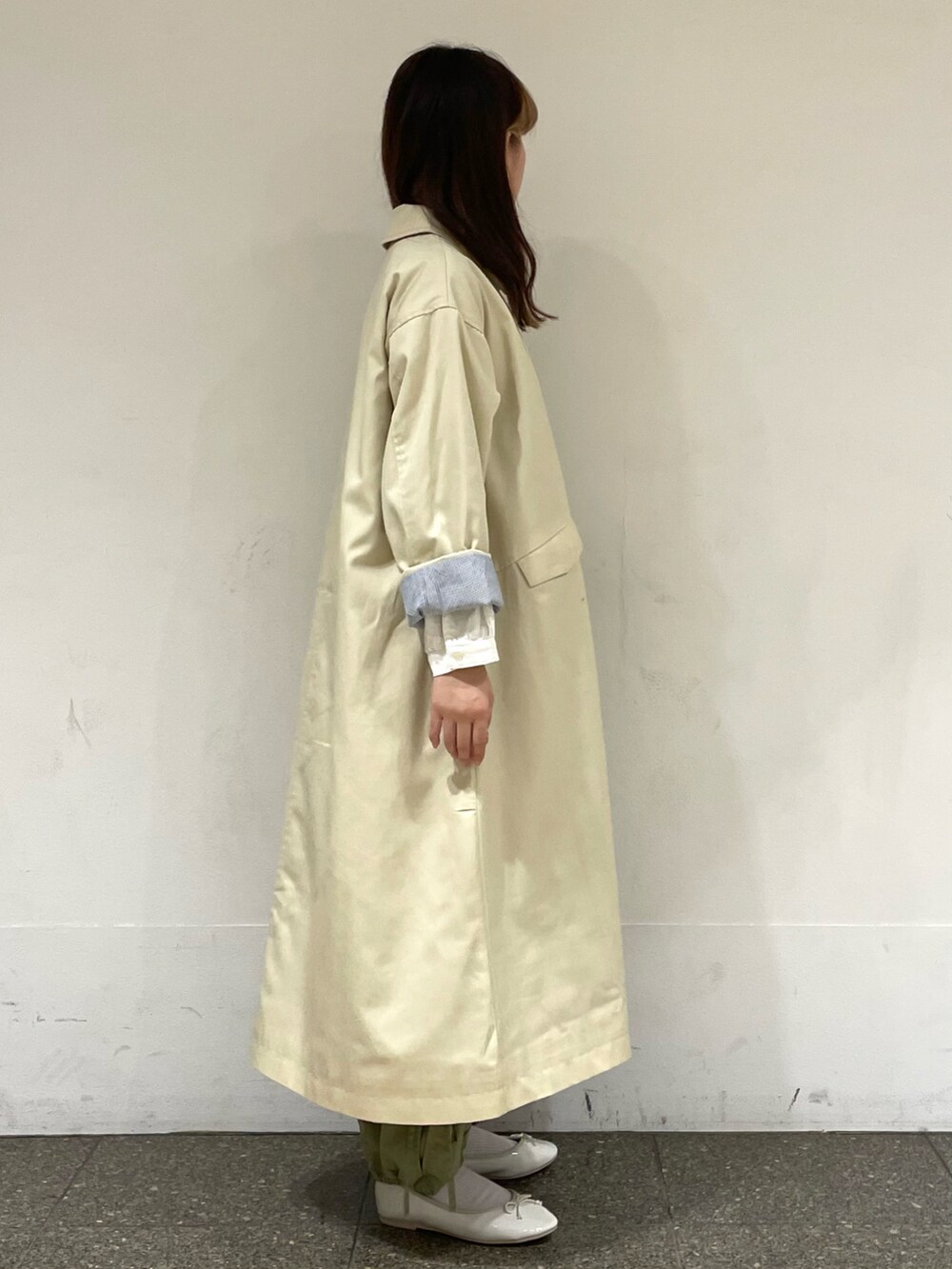 ホワイト系のパンプス、グリーン系のその他パンツ、ベージュ系のその他アウターを着用したレディースの春コーディネートの5枚目の写真