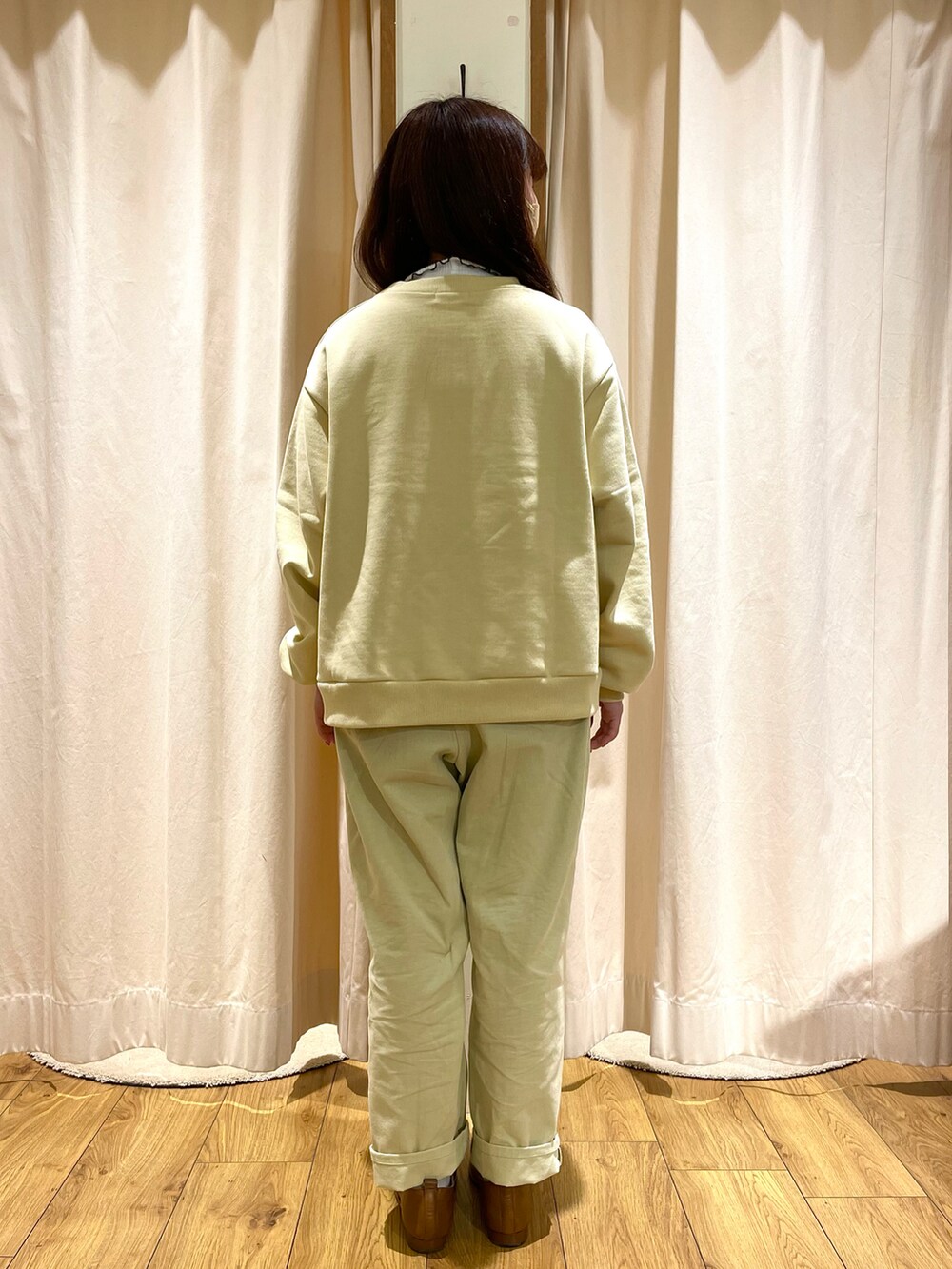 ホワイト系のTシャツ/カットソー、イエロー系のスウェット、イエロー系のその他パンツを着用したレディースの冬コーディネートの3枚目の写真