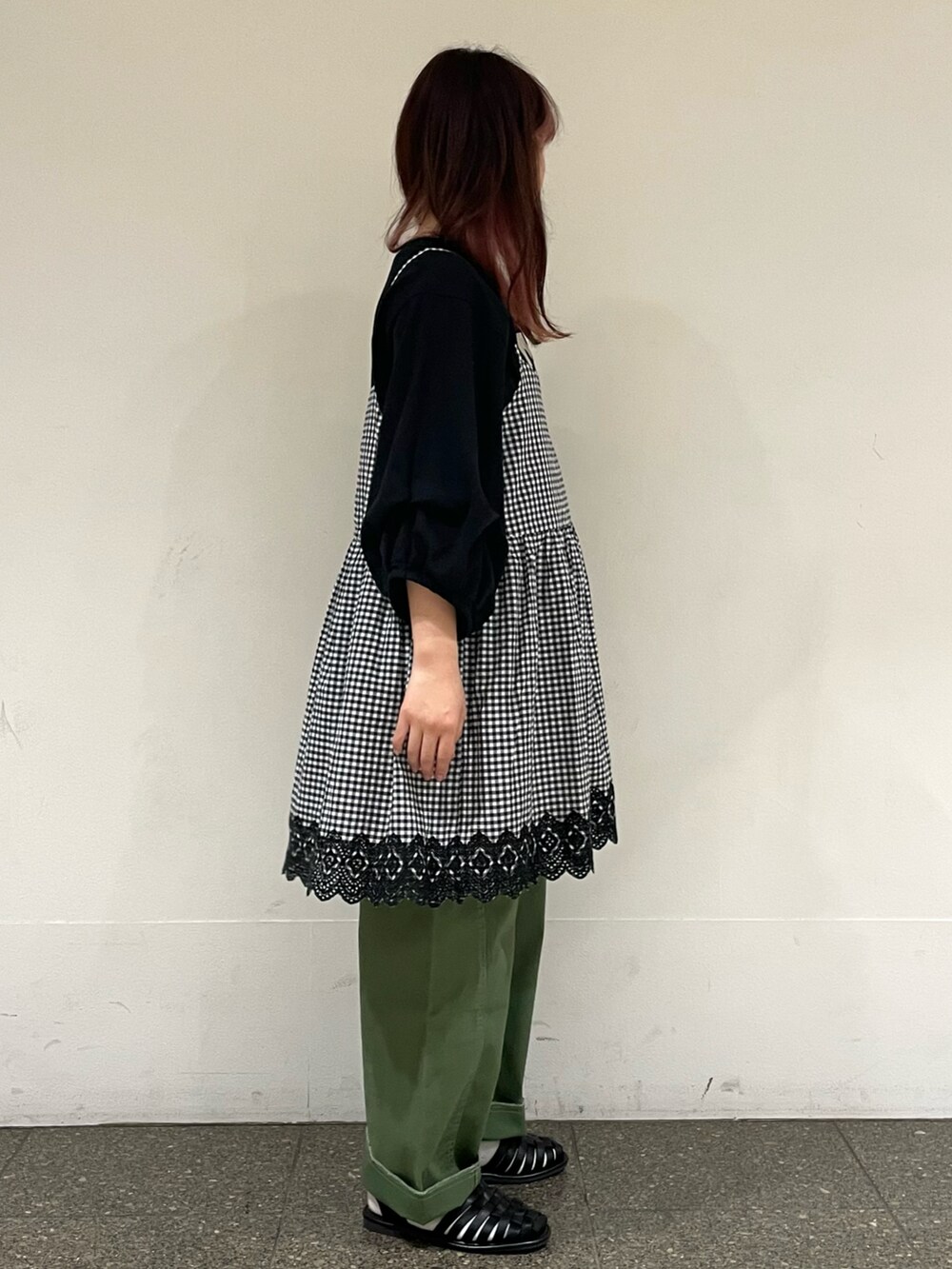 ブラック系のサンダル、ブラック系のTシャツ/カットソー、グレー系のシャツ/ブラウスを着用したレディースの春コーディネートの5枚目の写真