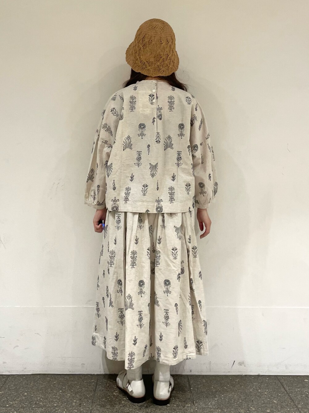 ホワイト系のサンダル、ホワイト系のシャツ/ブラウス、ホワイト系のスカートを着用したレディースの春コーディネートの4枚目の写真