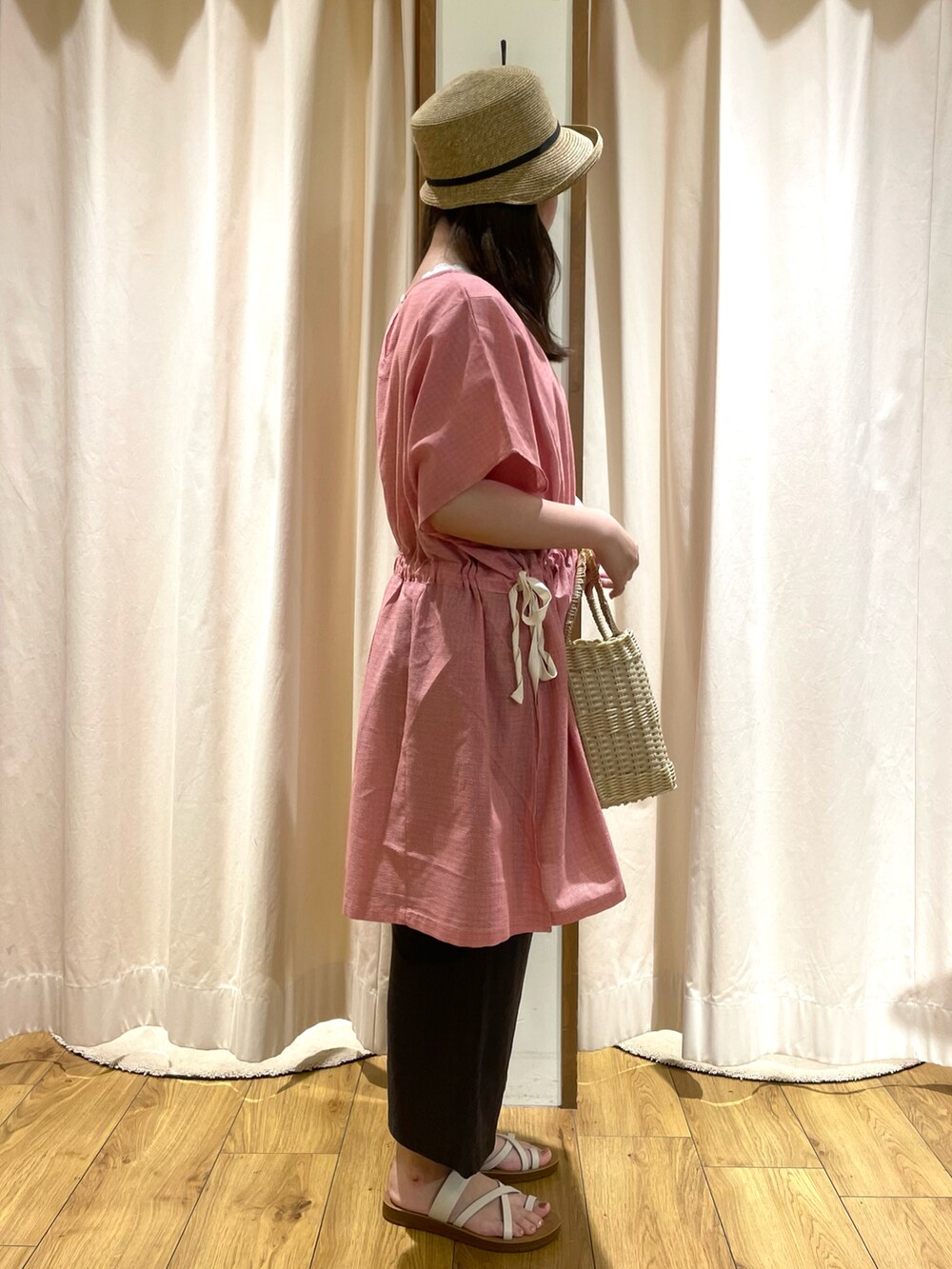 ピンク系のシャツ/ブラウス、グレー系のその他パンツ、ホワイト系のサンダルを着用したレディースの夏コーディネートの4枚目の写真