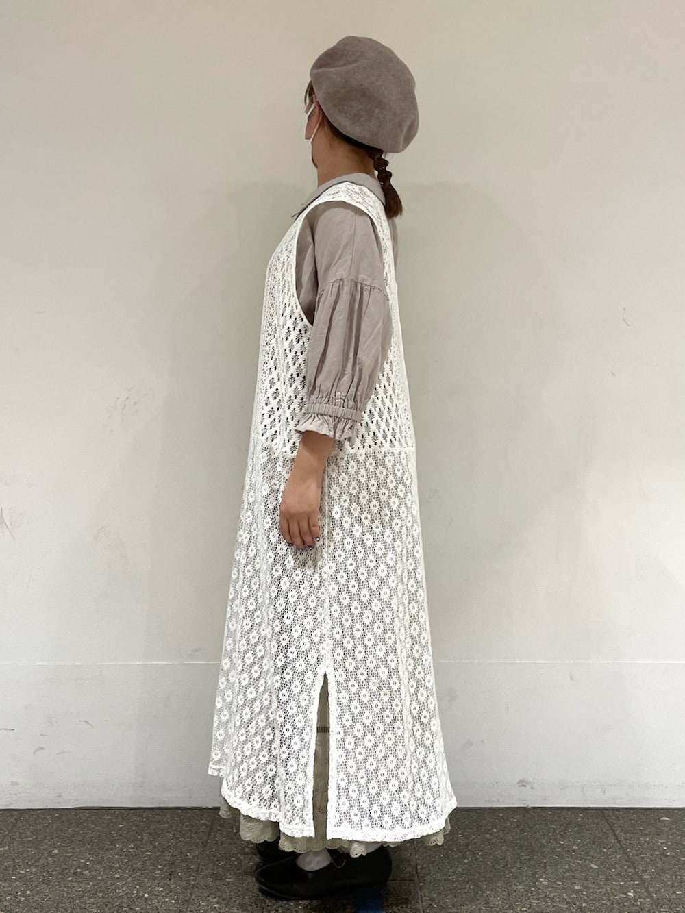 ブラウン系のドレスシューズ、ベージュ系のシャツ/ブラウス、ホワイト系のワンピースを着用したレディースの秋コーディネートの3枚目の写真