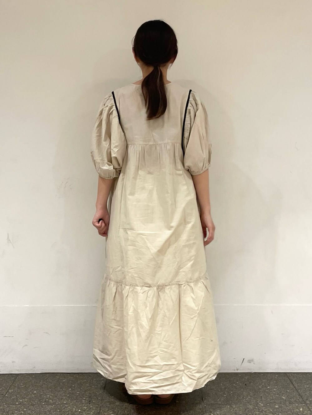 ホワイト系のスカート、ホワイト系のワンピースを着用したレディースの秋コーディネートの4枚目の写真