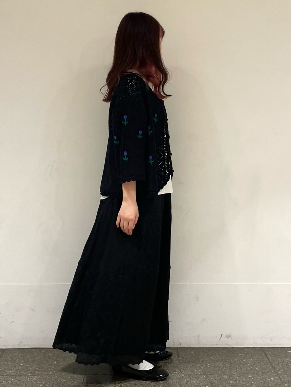 ブラック系のパンプス、ブラック系のカーディガン/ボレロ、ベージュ系のTシャツ/カットソーを着用したレディースの春コーディネートの5枚目の写真