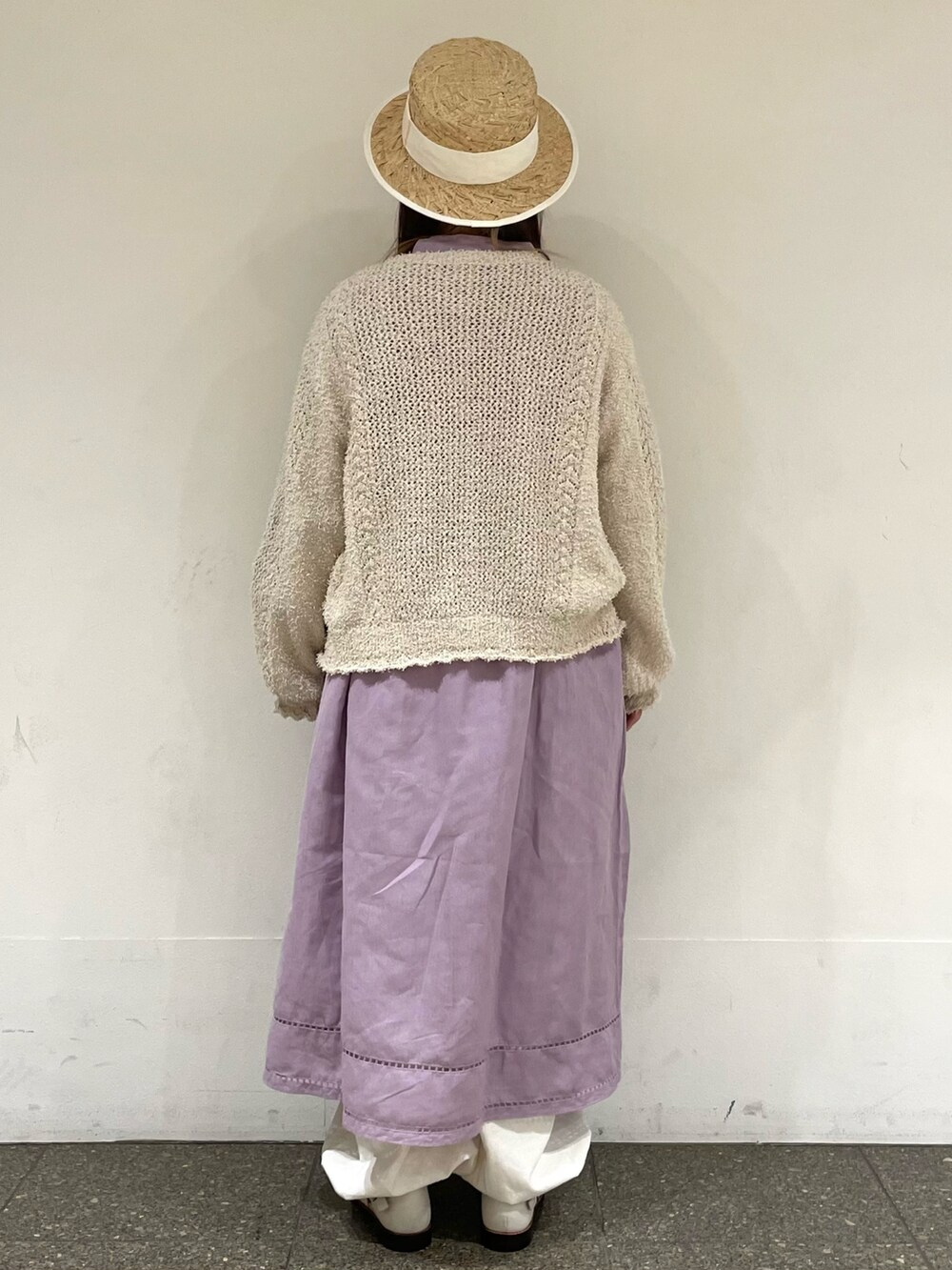 ホワイト系のカーディガン/ボレロ、パープル系のワンピース、ホワイト系のその他パンツを着用したレディースの春コーディネートの4枚目の写真