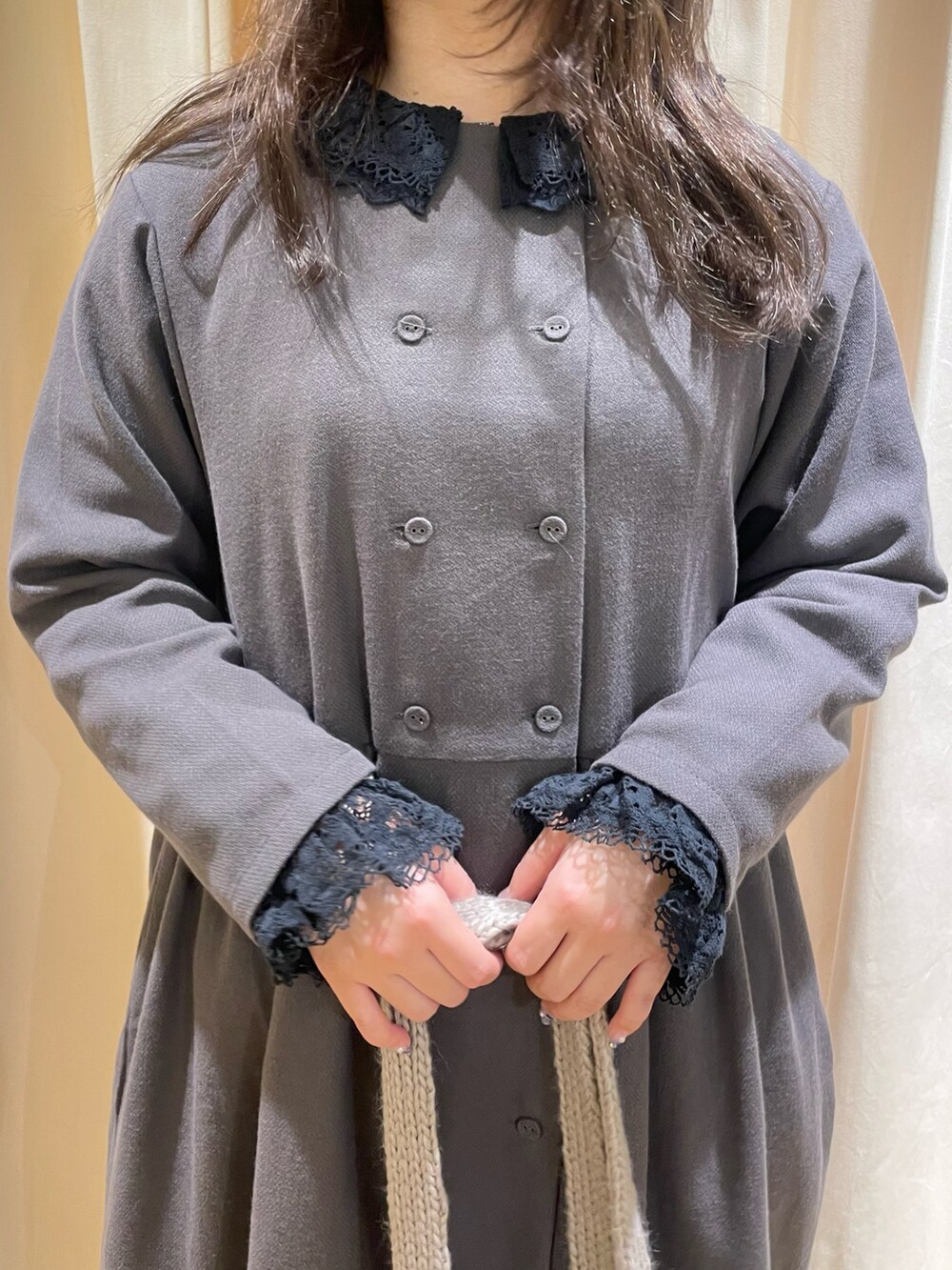 ブラック系のシャツ/ブラウス、グレー系のワンピース、ブラウン系のトートバッグを着用したレディースの冬コーディネートの4枚目の写真