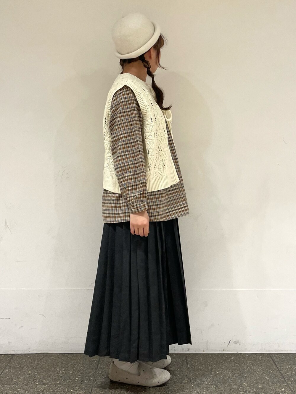 ベージュ系のドレスシューズ、ホワイト系のハットを着用したレディースの冬コーディネートの5枚目の写真