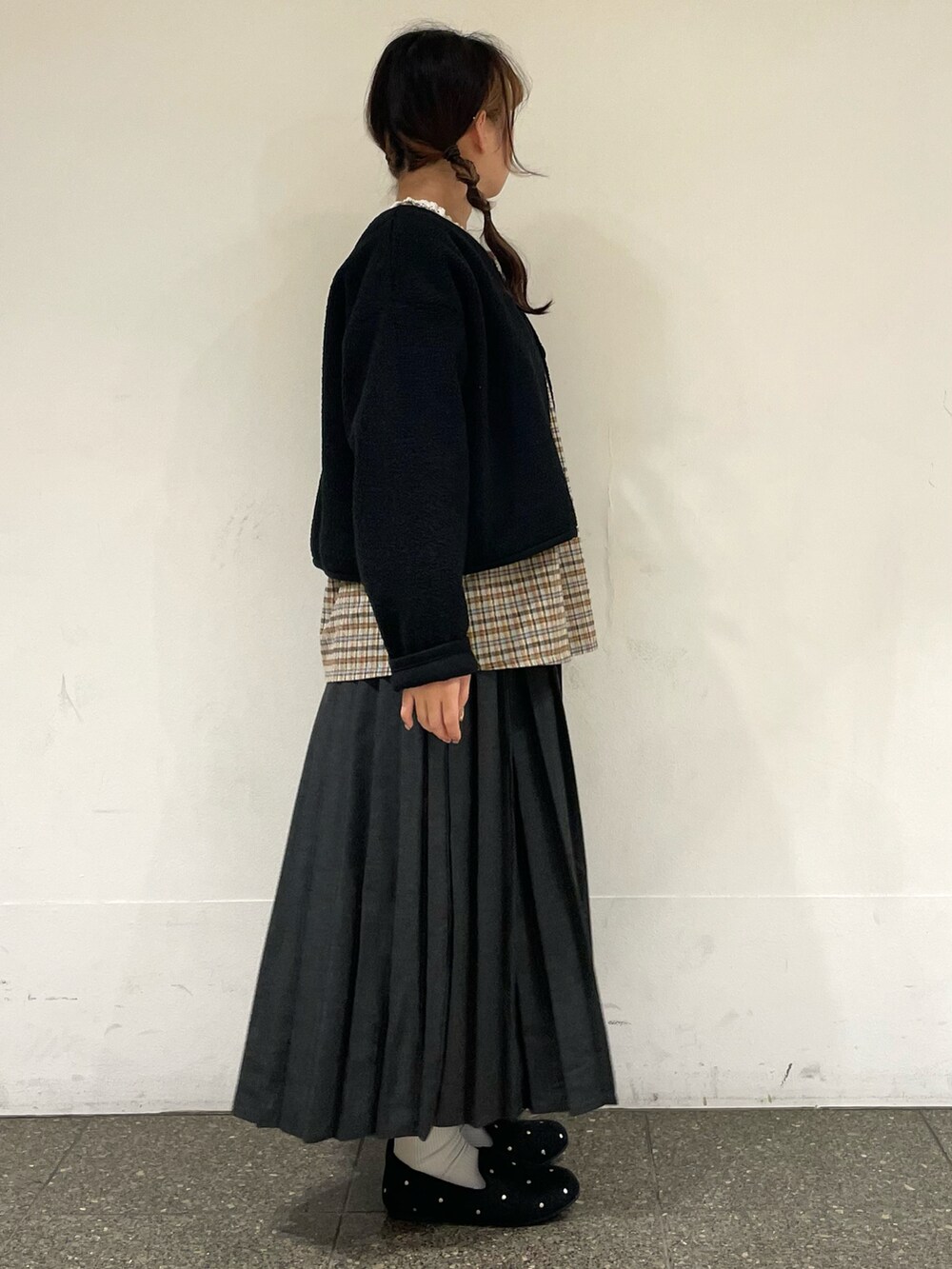 グレー系のドレスシューズを着用したレディースの冬コーディネートの5枚目の写真